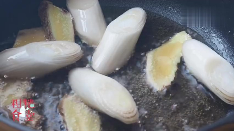 #美食集中营#《粗糙食堂》一只平底炒锅的简单料理系列之【家常版三杯鸡】呀!呀呀!呀呀呀!!